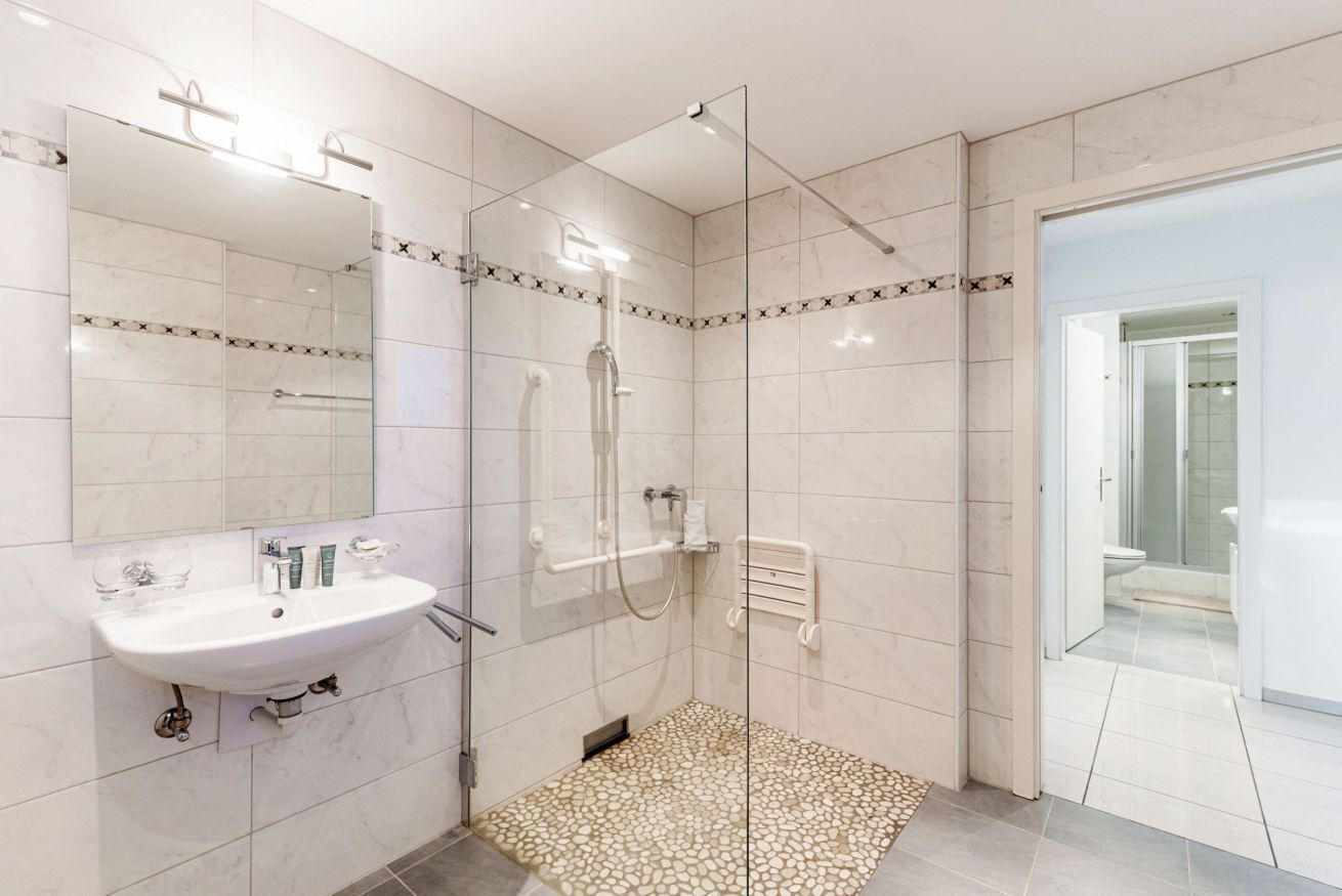 Shower, towels