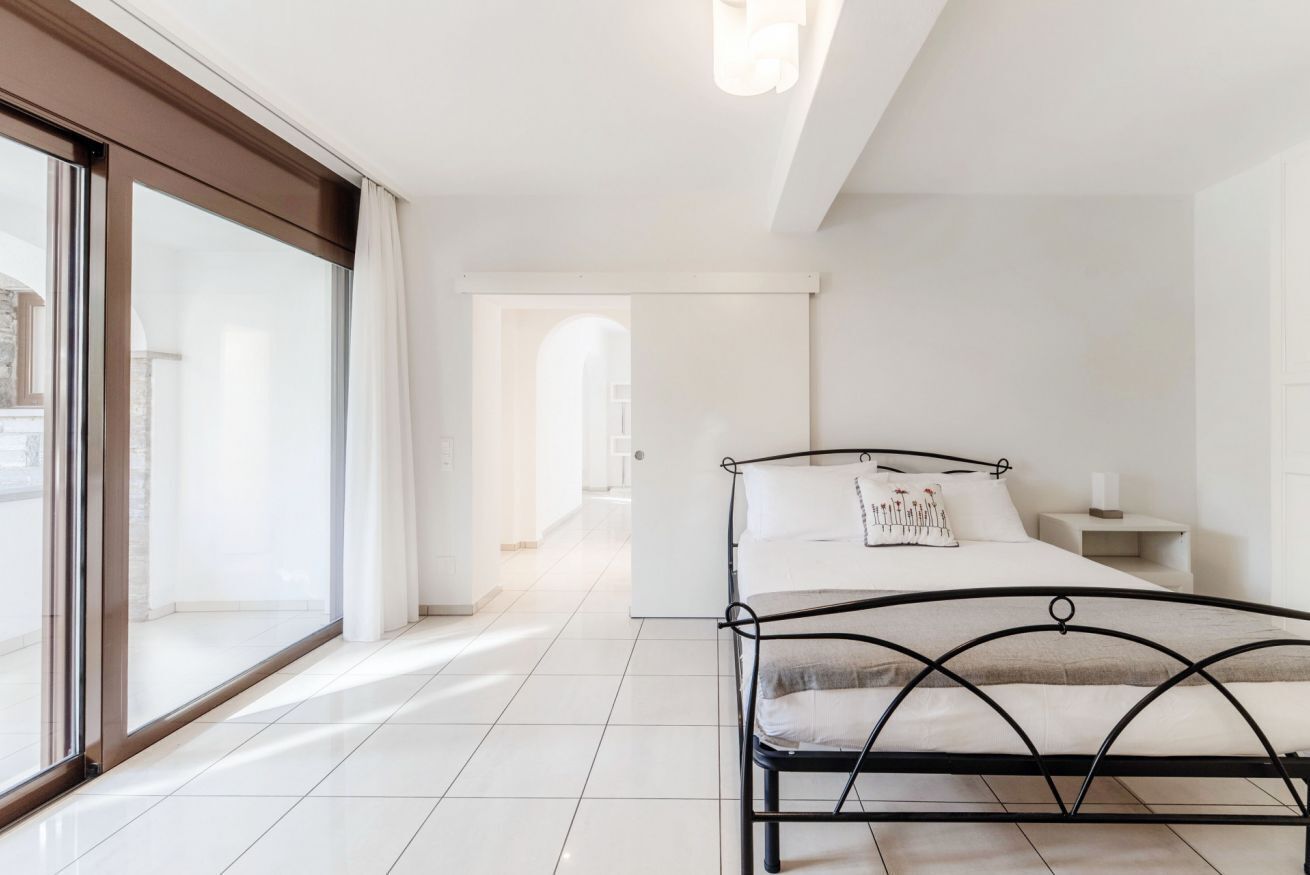 1 chambre, fer et planche à repasser