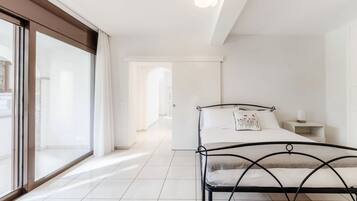 1 chambre, fer et planche Ă repasser