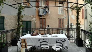 Apartment | Premium bedding, down comforters, iron/ironing board, cribs/infant beds