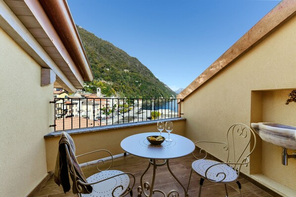 Apartment | Premium bedding, down comforters, iron/ironing board, cribs/infant beds - Home Holidays (Argegno)