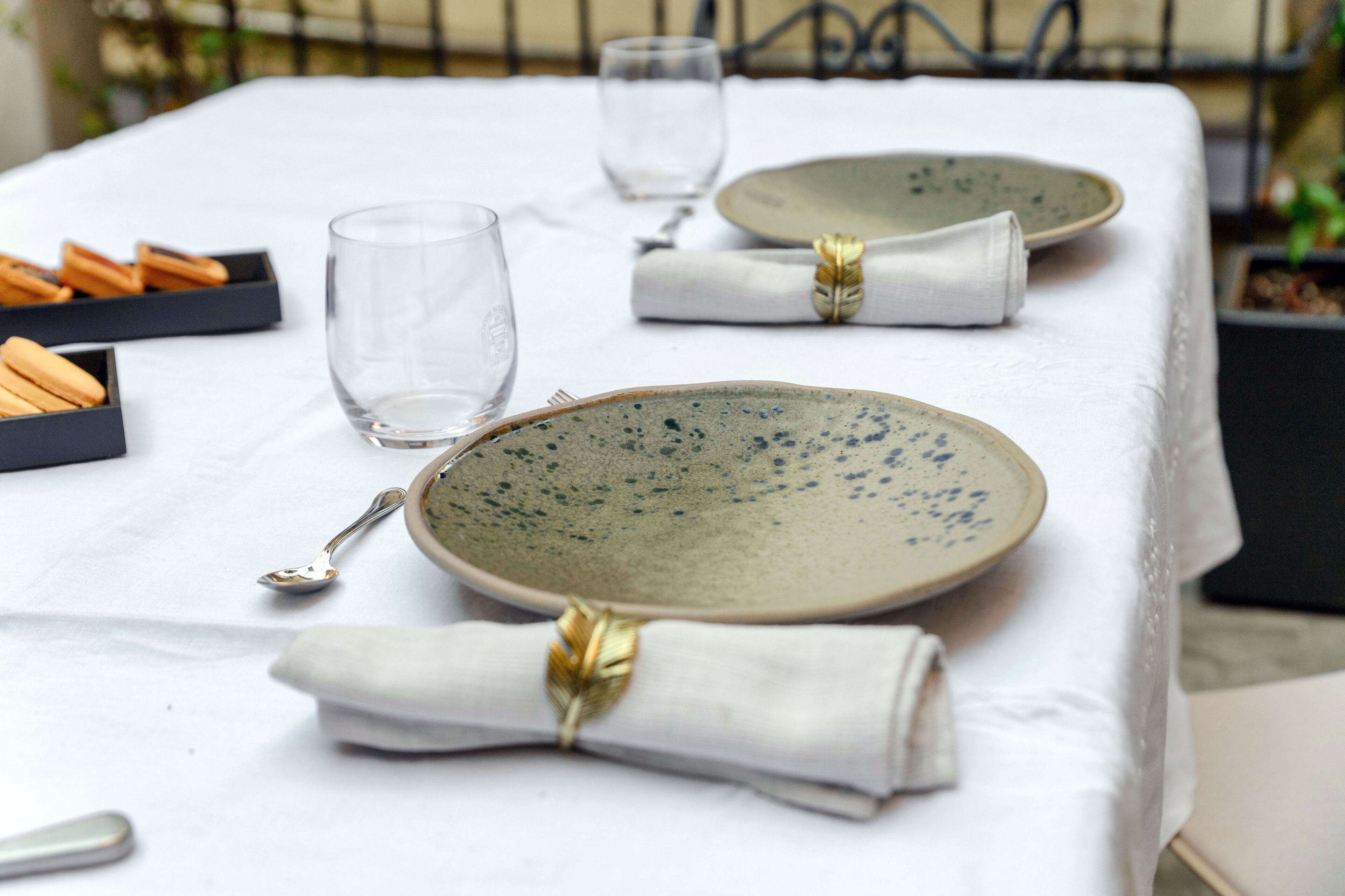 Una mesa de comedor bien dispuesta con platos, vasos y una servilleta.