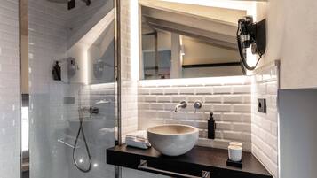 Apartment | Bathroom | Shower, hair dryer, bidet, towels