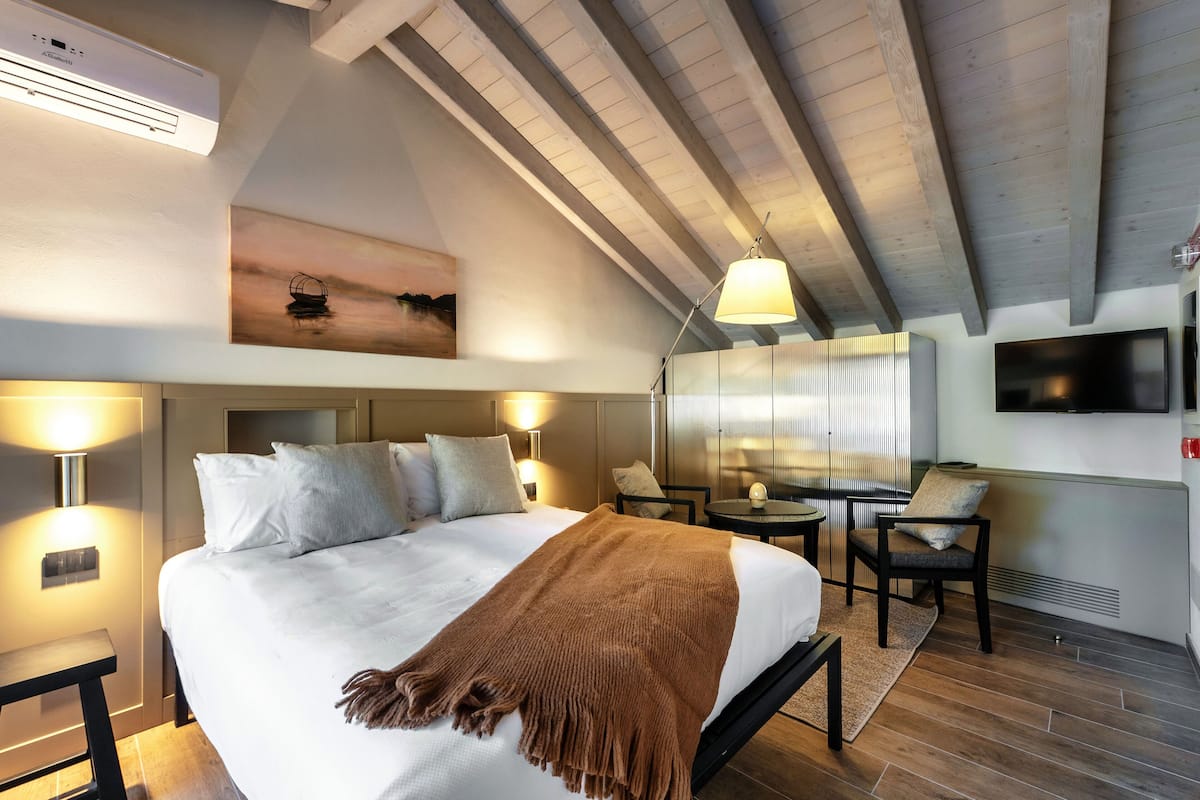 Apartment | Premium bedding, down comforters, iron/ironing board, cribs/infant beds