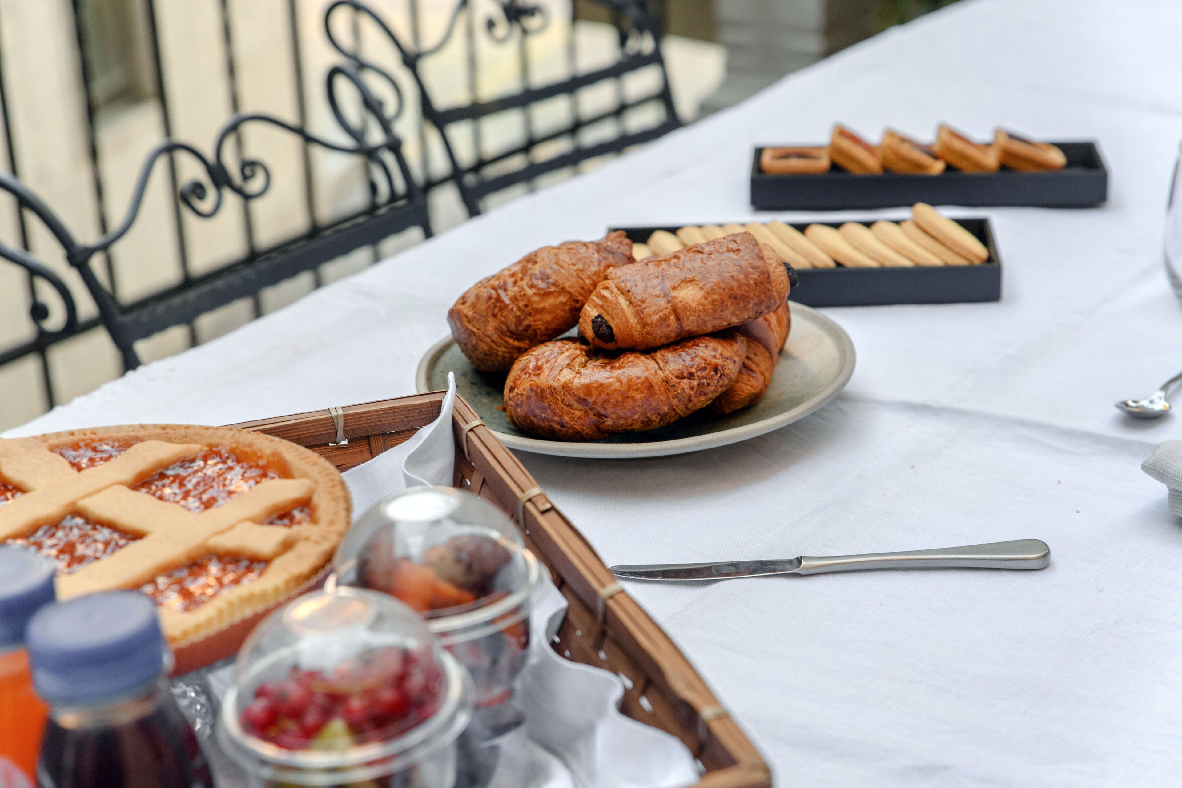 Une table avec une tarte, des pâtisseries et des condiments.