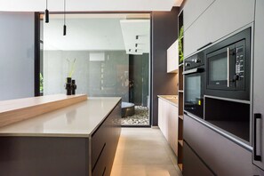 Fridge, microwave, oven, stovetop - Chic Urban Retreat Studio for 3 in Las Condes (Las Condes)