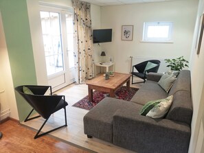 TV, offices - Halve Maanstraat 10 A | Holiday Home Close to Beach in Oostkapelle (Oostkapelle)