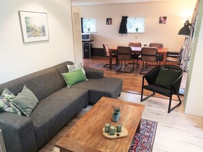 TV, offices - Halve Maanstraat 10 A | Holiday Home Close to Beach in Oostkapelle (Oostkapelle)