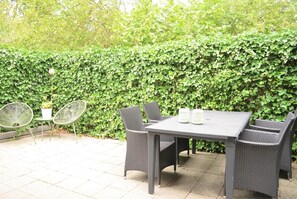 Outdoor dining - Halve Maanstraat 10 A | Holiday Home Close to Beach in Oostkapelle (Oostkapelle)