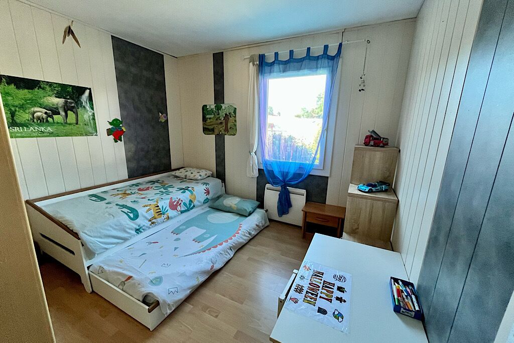 2 bedrooms, desk, iron/ironing board, travel cot