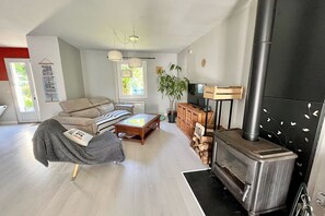 Smart-TV, Kamin, Musikbibliothek, Stereoanlage