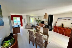 Smart-TV, Kamin, Musikbibliothek, Stereoanlage