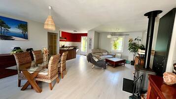 Smart TV, fireplace, music library, stereo
