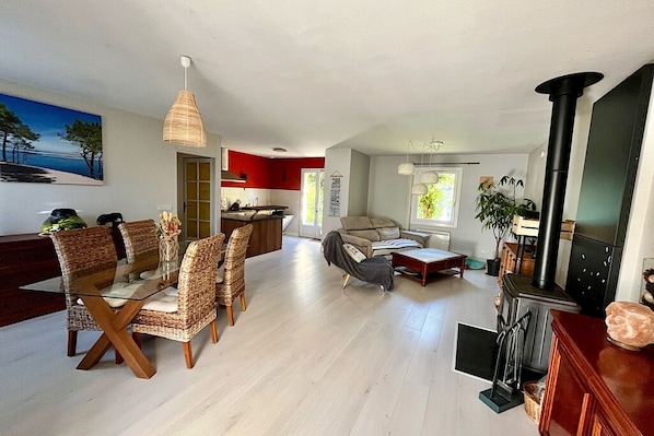 Smart TV, fireplace, music library, stereo