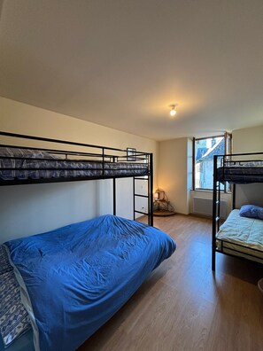 4 عدّة غرف نوم وملاءات أسرّة