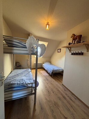 4 chambres, lit parapluie, draps fournis