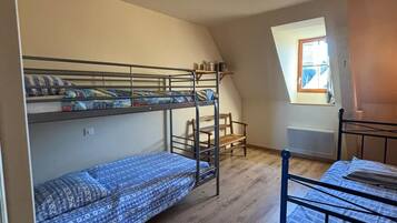 4 chambres, lit de bébé portatif, literie fournie