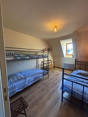 4 habitaciones, cuna de viaje y ropa de cama 