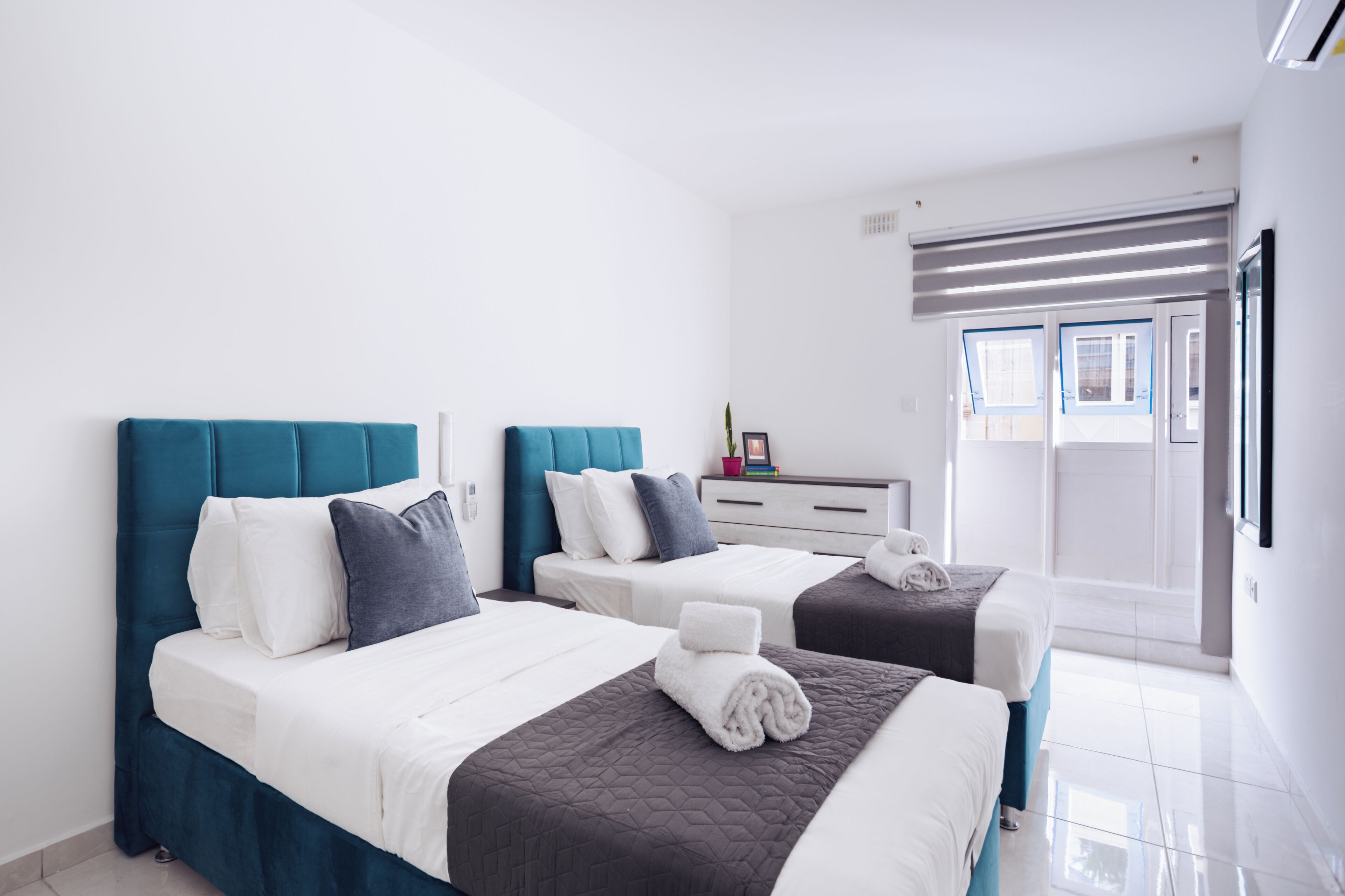 Tabla de planchar con plancha, wifi gratis, ropa de cama