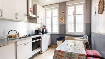 Frigorifero, microonde, forno, piano cottura