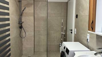 Haartrockner, Handtücher, Seife, Toilettenpapier