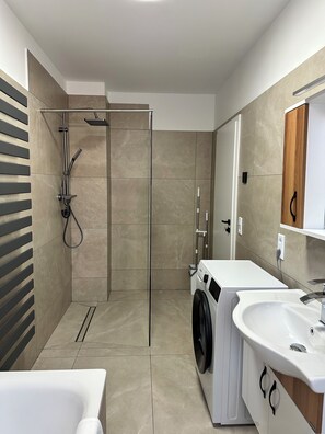 Asciugacapelli, asciugamani, sapone, carta igienica