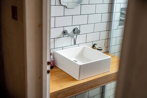 淋浴设施、吹风机、毛巾、肥皂