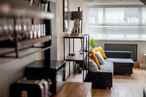 Living area - Seaside Retreat| Steps from Brighton Beach (Brighton and Hove)
