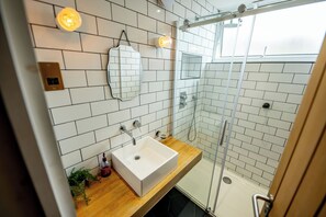 Shower, hair dryer, towels, soap - Boutique-Style Apartment in The Heart of Brighton Centre (Brighton and Hove)