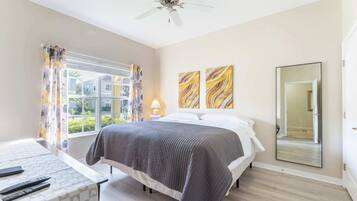 Tabla de planchar con plancha, wifi y ropa de cama