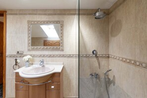 Shower, hair dryer, towels - Castle Harbour 39 - Two Bed (Los Cristianos)