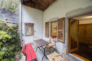 Outdoor dining - La Salamandre – Unique House with Terrace (Le Châtelard)