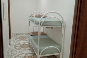 Una litera con piso estampado.