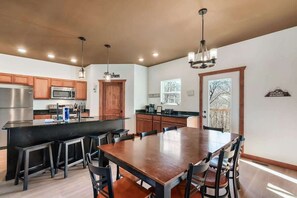 Dining - Luxe Cabin, Sleeps 11・ Sauna・Gym・Theater・Game (Sevierville)