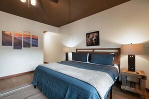 4 bedrooms, iron/ironing board, WiFi, bed sheets - Luxe Cabin, Sleeps 11, Sauna, Gym, Theater Game (Sevierville)