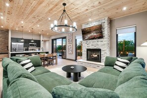 TV, fireplace, offices - Cozy Family Luxe Cabin, Sleeps 6・Roof Deck・Hot Tub (Sevierville)