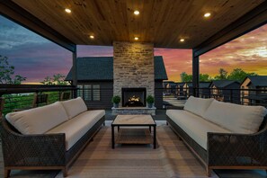 Terrace/patio - Cozy Family Luxe Cabin, Sleeps 6・Roof Deck・Hot Tub (Sevierville)