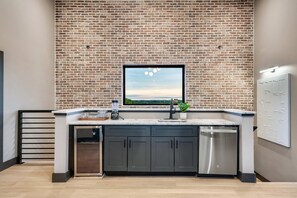 Interior - Cozy Family Luxe Cabin, Sleeps 6・Roof Deck・Hot Tub (Sevierville)