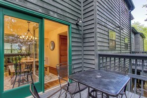 Outdoor dining - Near Dollywood Retreat・Pool・Grill・Pet-Friendly (Pigeon Forge)