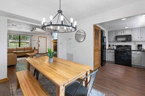 Dining - Near Dollywood Retreat・Pool・Grill・Pet-Friendly (Pigeon Forge)