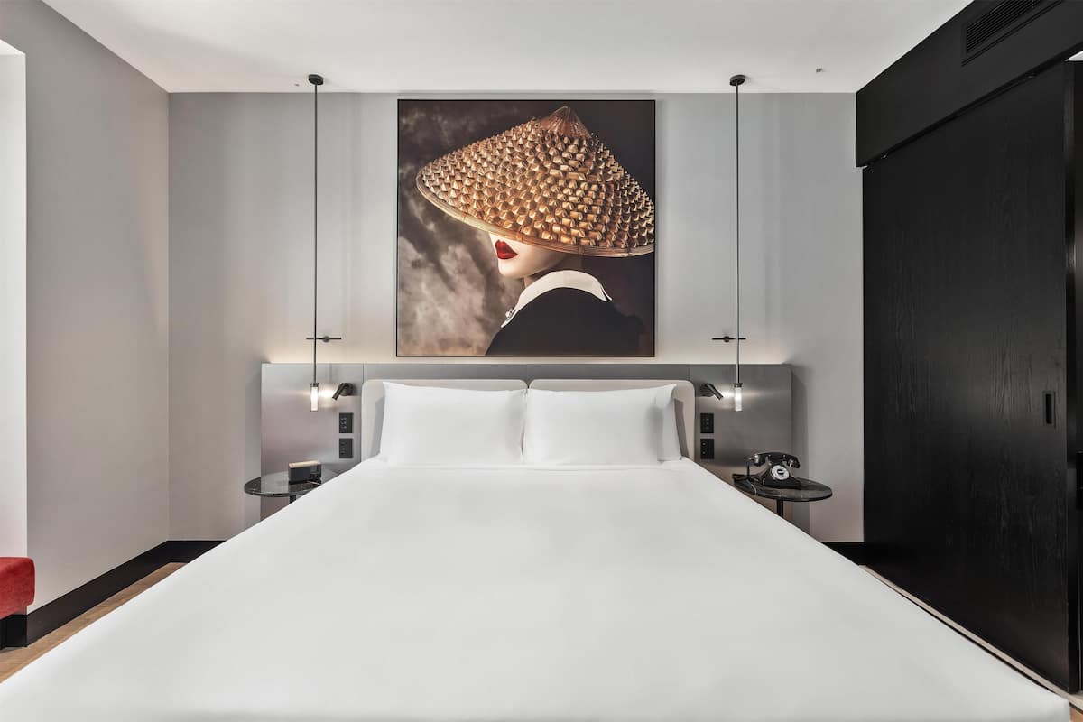 Zimmersafe, laptopgeeigneter Arbeitsplatz, Verdunkelungsvorhänge