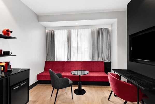 Zimmersafe, laptopgeeigneter Arbeitsplatz, Verdunkelungsvorhänge