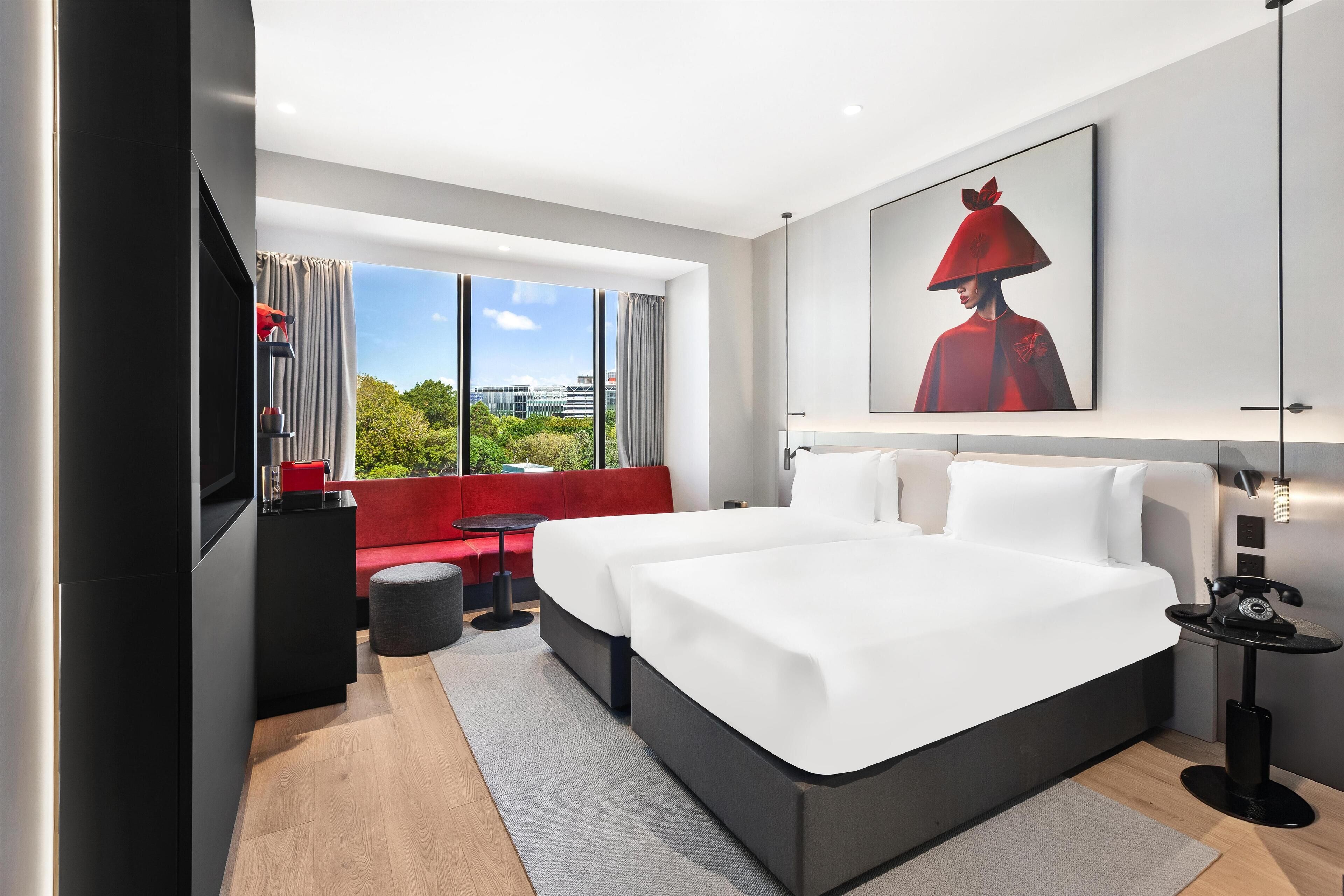 Zimmersafe, laptopgeeigneter Arbeitsplatz, Verdunkelungsvorhänge