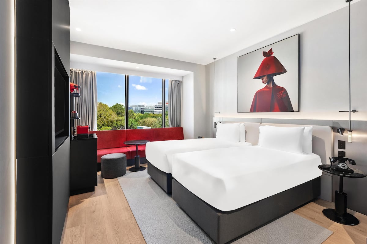 Zimmersafe, laptopgeeigneter Arbeitsplatz, Verdunkelungsvorhänge