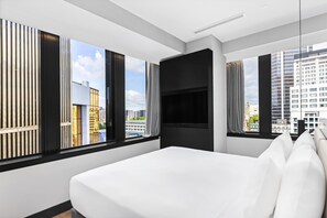 Suite (Panorama View) | In-room safe, laptop workspace, blackout curtains, soundproofing