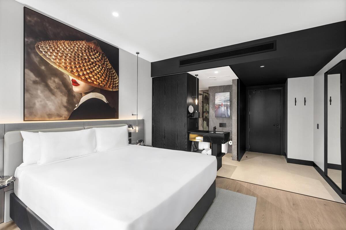 322 bedrooms, in-room safe, desk, laptop workspace