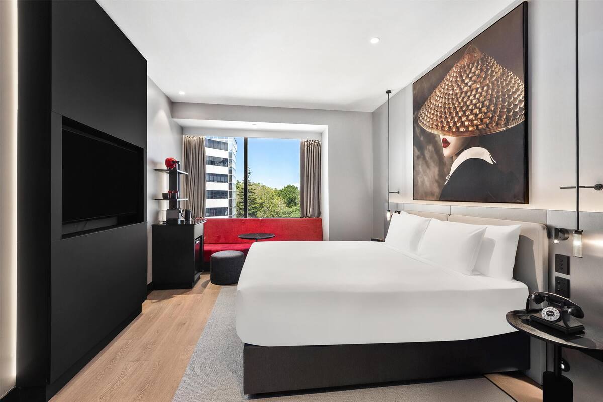 322 bedrooms, in-room safe, desk, laptop workspace