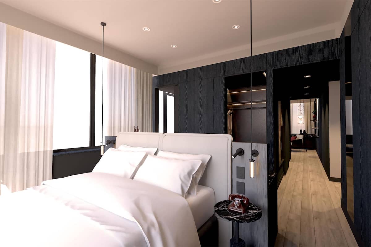 خزنة داخل الغرفة ومساحة عمل للكمبيوتر المحمول وستائر تعتيم