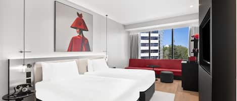 Caja de seguridad en la habitación y espacio para trabajar con laptop