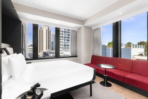 Standard Room | In-room safe, laptop workspace, blackout drapes, soundproofing - Radisson RED Auckland (Auckland)